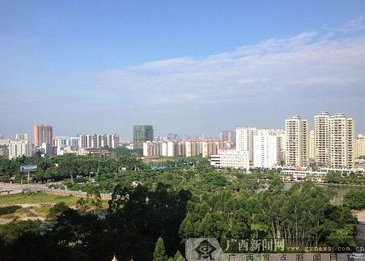 7月18日早上9:00拍摄于钦州，梦圆广场上空阳光灿烂。陈琳燕 摄