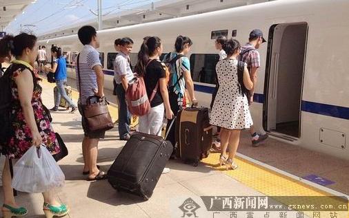 18日，钦州唯一一趟发往南宁的D8252次动车10:00从钦州东站开出。图为乘客在钦州东站排队上车。陈琳燕 摄