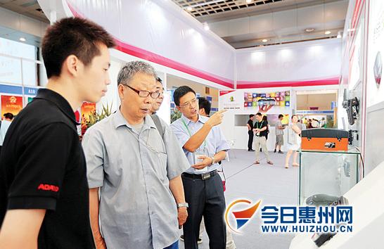 当地市民在了解惠州企业生产的电子产品。 本报特派记者黄俊琦 摄