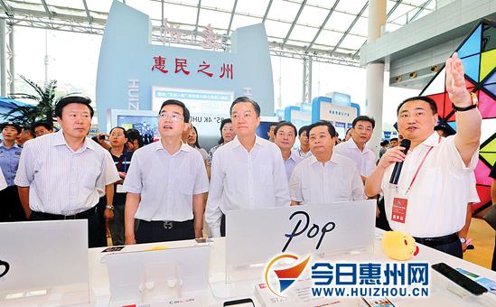 领导嘉宾在展销会上参观