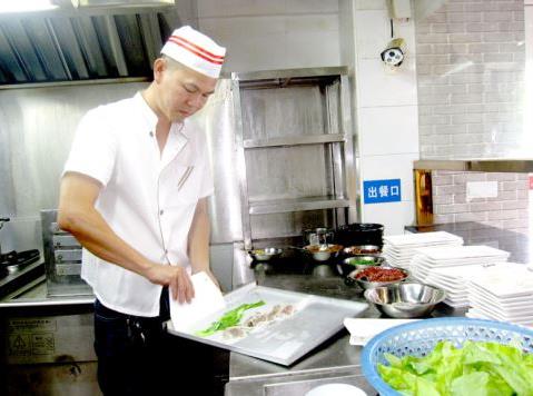 陈伟兵在制作肠粉。林春晓 摄