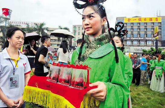增城挂绿荔枝赠“十佳好人”羊城晩报记者 邓勃 摄